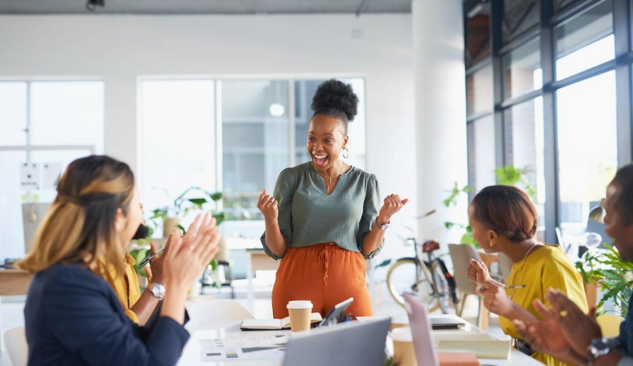 Interaktive Lernumgebung mit strukturierten Materialien und praktischen Übungen